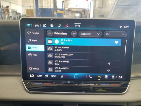 New 2025 Volkswagen Tiguan SE image 19