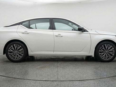 Used 2025 Nissan Altima 2.5 SV image 11