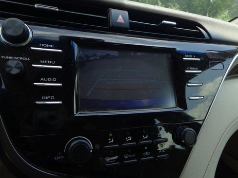 Used 2018 Toyota Camry LE FWD image 13