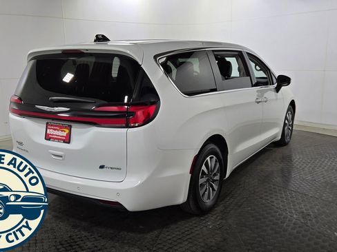 Used 2023 Chrysler Pacifica Touring-L FWD image 7