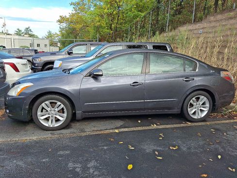 Used 2010 Nissan Altima 3.5 SR image 5