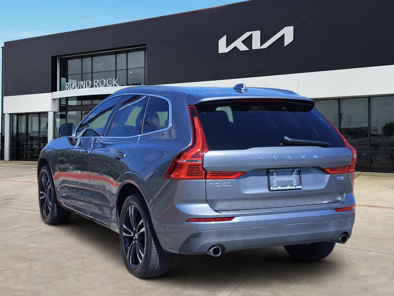Used 2018 Volvo XC60 T5 Momentum w/ Vision Package AWD/4WD image 5