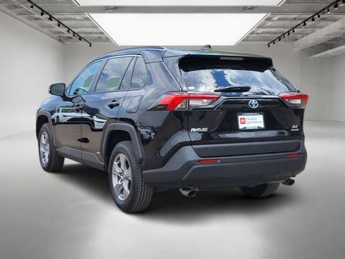 Used 2022 Toyota RAV4 XLE AWD/4WD image 3