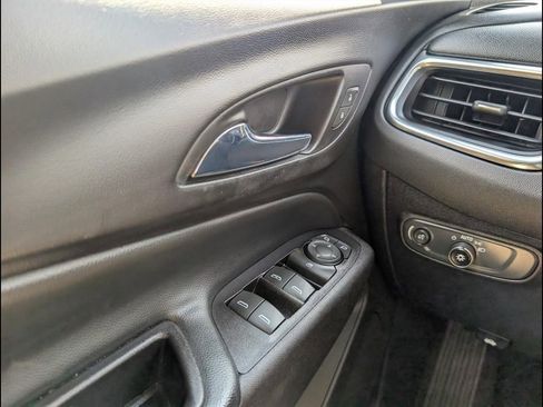 Used 2018 Chevrolet Equinox LT FWD image 20