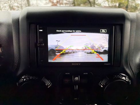 Used 2016 Jeep Wrangler Unlimited Sahara image 36