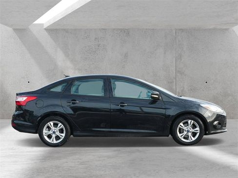 Used 2013 Ford Focus SE w/ SE Winter Pkg image 2