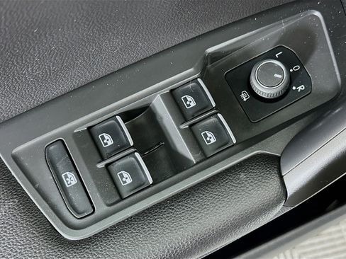 Used 2021 Volkswagen Tiguan SE w/ Panoramic Sunroof Package image 15