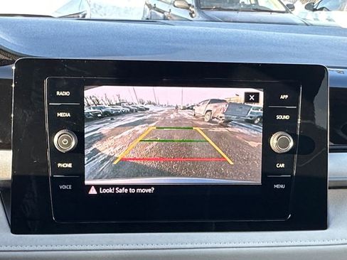 Used 2025 Volkswagen Taos SE image 17