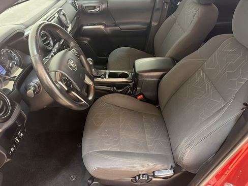 Used 2017 Toyota Tacoma TRD Sport w/ Tow Package (A/T) AWD/4WD image 5