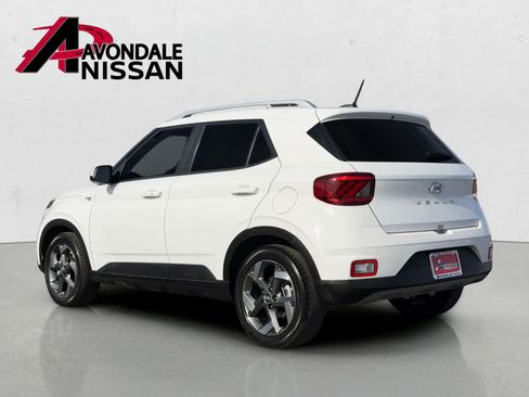 Used 2024 Hyundai Venue SEL FWD image 4