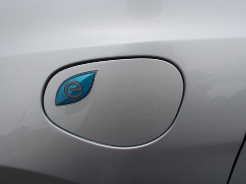 Used 2024 Chrysler Pacifica Select image 20