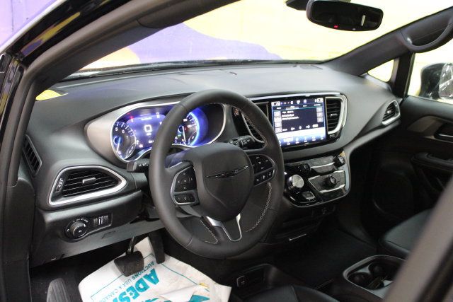 Used 2026 Chrysler Pacifica Select FWD image 14