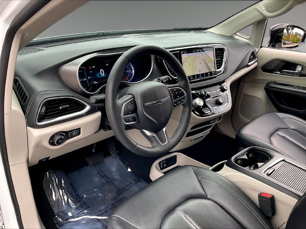 Used 2024 Chrysler Pacifica Limited FWD image 8