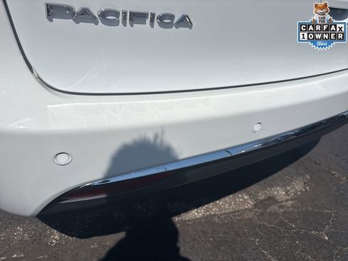 Used 2023 Chrysler Pacifica Touring-L FWD image 9
