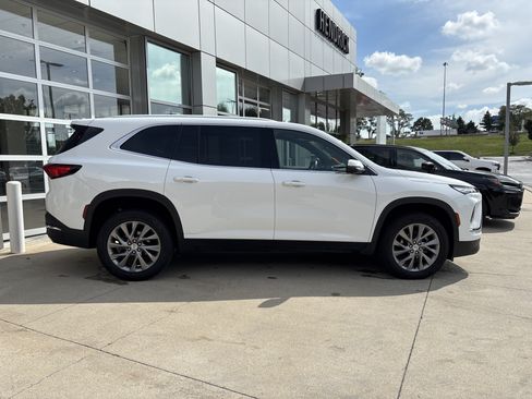 Used 2025 Buick Enclave Preferred AWD/4WD image 8