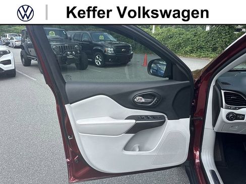 Used 2019 Jeep Cherokee Limited FWD image 14