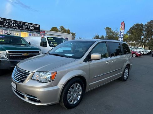 Used 2014 Chrysler Town & Country Touring image 1