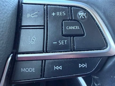 Used 2020 Toyota Highlander XLE AWD/4WD image 16