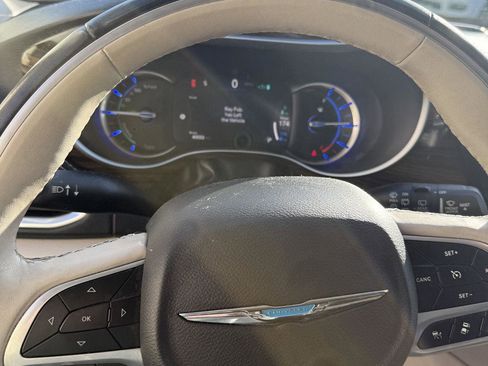 Used 2021 Chrysler Pacifica Limited image 10