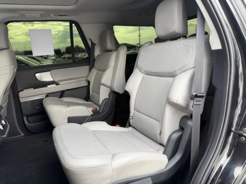 Used 2025 Ford Expedition Active AWD/4WD image 16