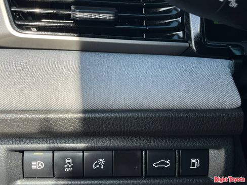 Used 2025 Toyota Camry LE AWD/4WD image 31