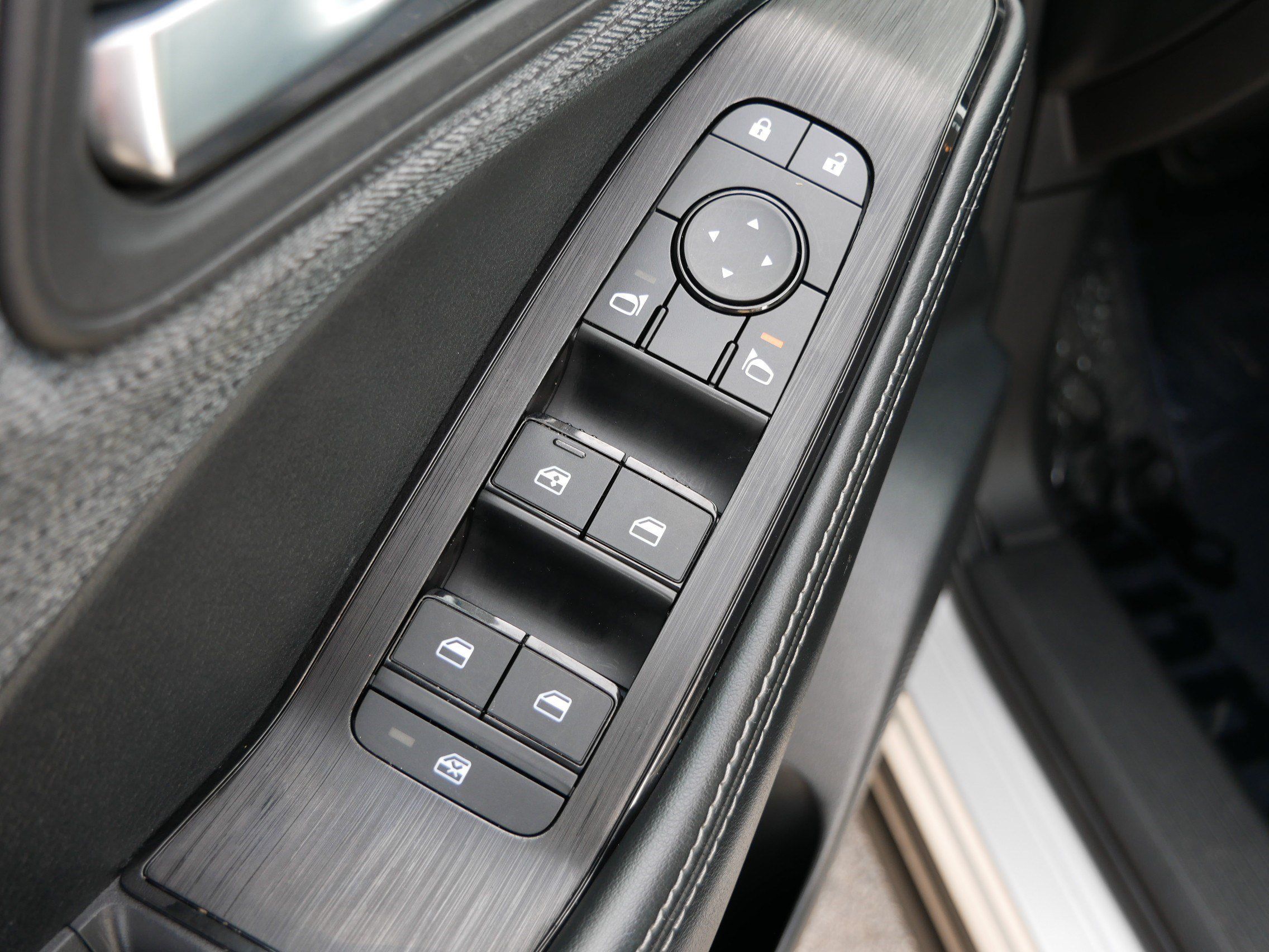 Used 2023 Nissan Rogue SV AWD/4WD image 19