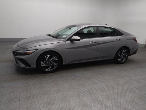 Used 2025 Hyundai Elantra SEL image 2