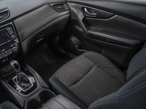 Used 2018 Nissan Rogue SV w/ Premium Package image 24