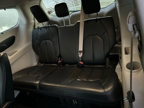 Used 2018 Chrysler Pacifica Touring-L image 13