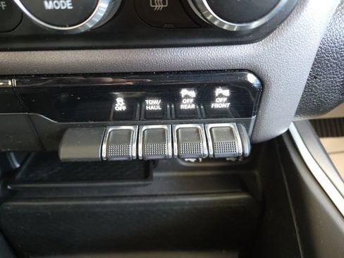 Used 2022 RAM 1500 Big Horn w/ Night Edition AWD/4WD image 9