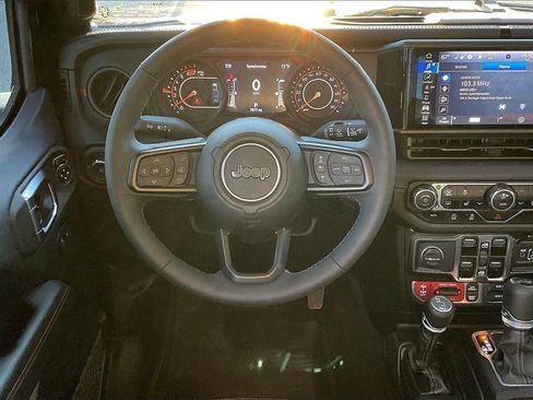 Used 2025 Jeep Wrangler Unlimited Rubicon w/ Technology Group image 15