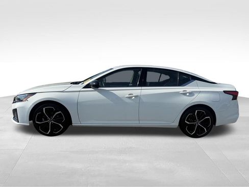 Used 2024 Nissan Altima 2.5 SR FWD image 2