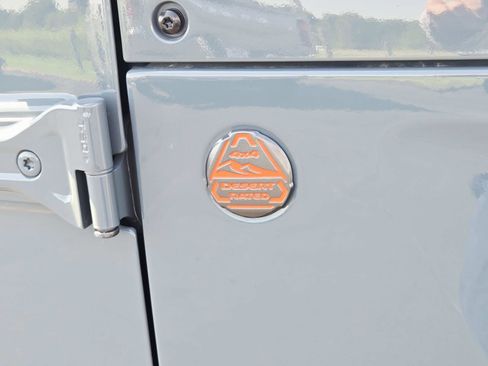 Used 2024 Jeep Gladiator Mojave AWD/4WD image 19