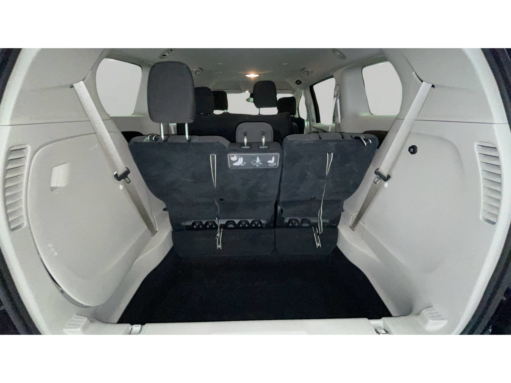 Used 2021 Chrysler Voyager L FWD image 18