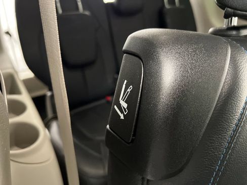 Used 2021 Chrysler Pacifica Touring-L FWD image 29