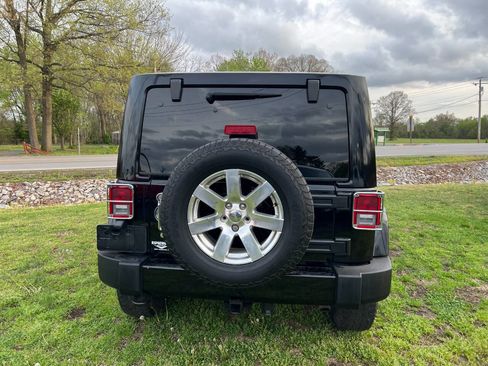 Used 2017 Jeep Wrangler Unlimited Sahara w/ Connectivity Group AWD/4WD image 5