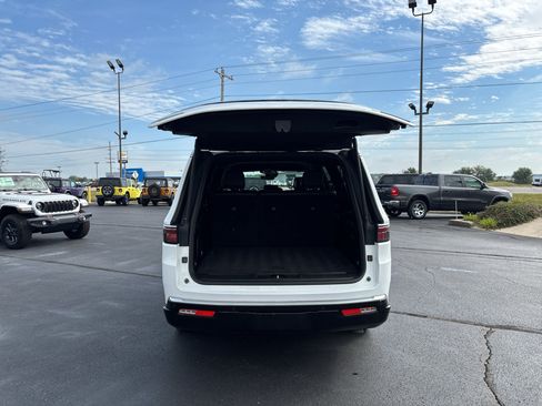 Used 2023 Jeep Wagoneer L Series II AWD/4WD image 8