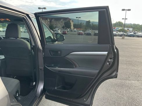 Used 2019 Toyota Highlander LE AWD/4WD image 32