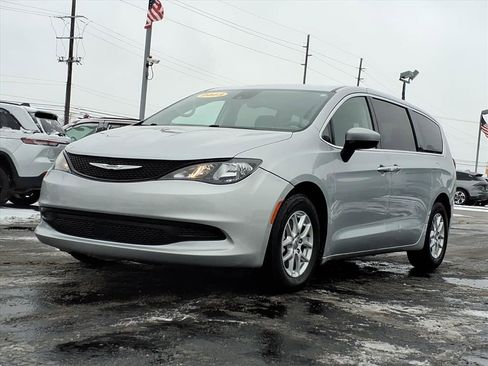 Used 2023 Chrysler Voyager LX image 3