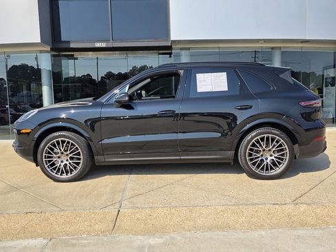 Used 2023 Porsche Cayenne Platinum Edition image 2