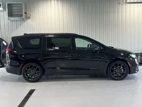 Used 2025 Chrysler Pacifica Limited FWD image 2