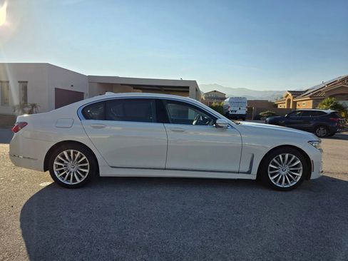 Used 2022 BMW 740i w/ Premium Package image 7