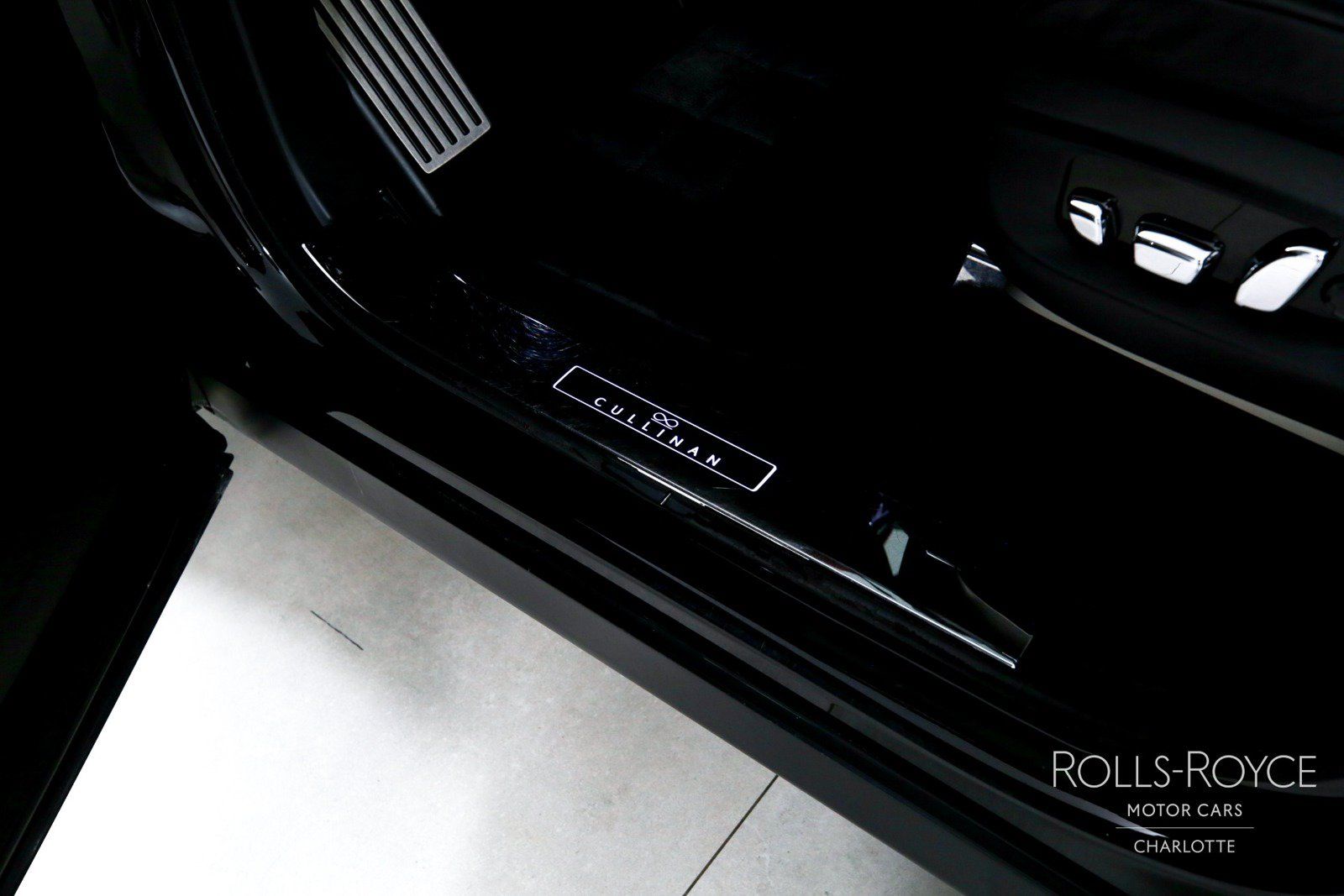 Used 2020 Rolls-Royce Cullinan Black Badge AWD/4WD image 17