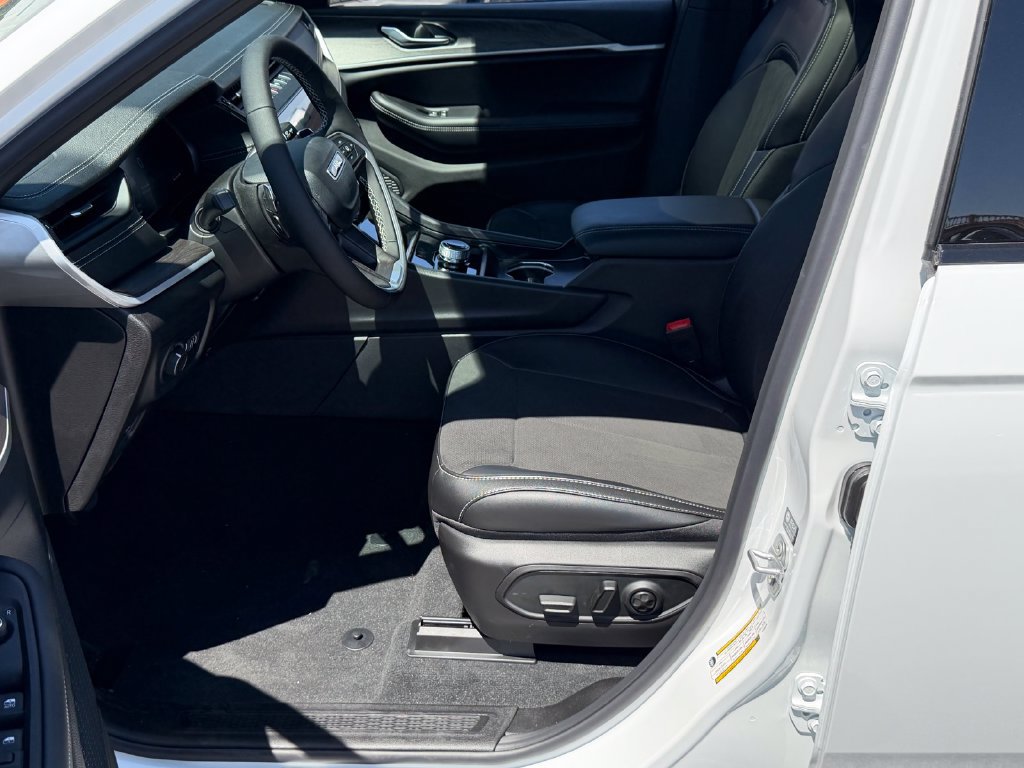 New 2026 Jeep Grand Cherokee Altitude RWD image 10