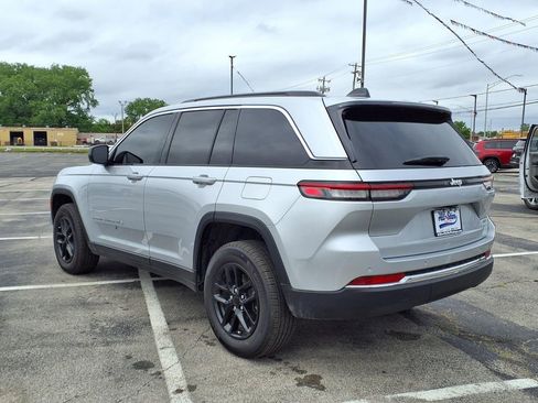 Used 2025 Jeep Grand Cherokee Laredo X RWD image 5