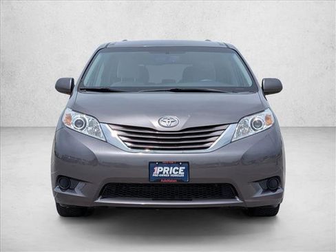 Used 2017 Toyota Sienna LE FWD image 2