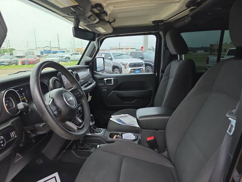 Used 2023 Jeep Gladiator Sport AWD/4WD image 7