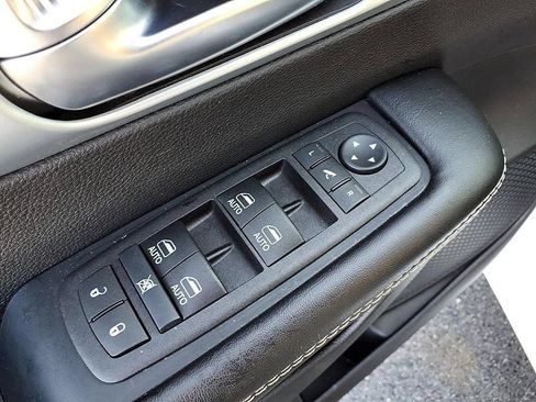 Used 2026 Chrysler Pacifica Limited FWD image 11
