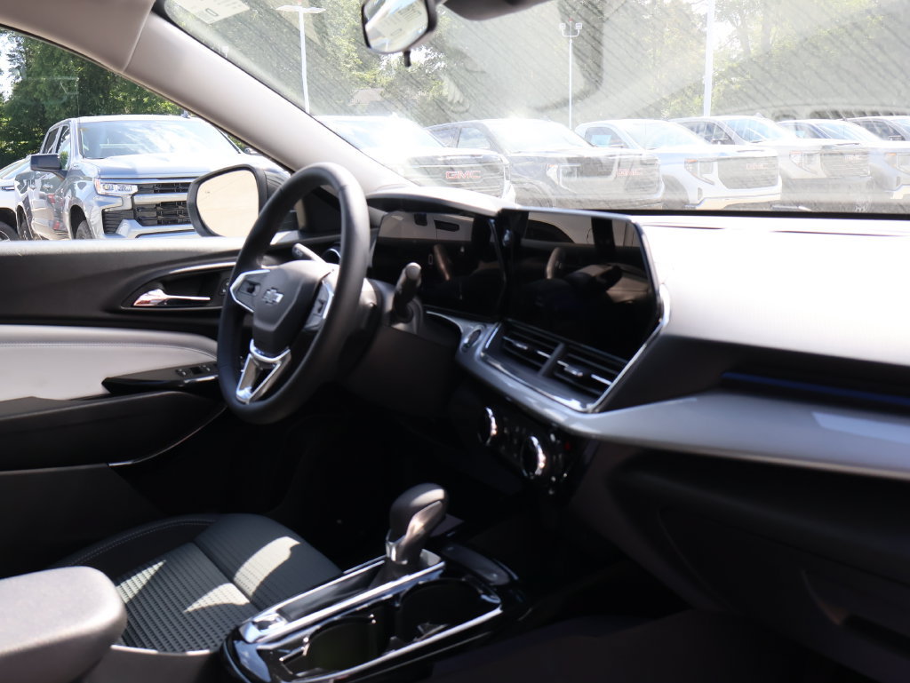 New 2026 Chevrolet Trax LT w/ Driver Confidence Package FWD image 32