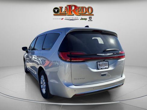 New 2026 Chrysler Pacifica Select image 5